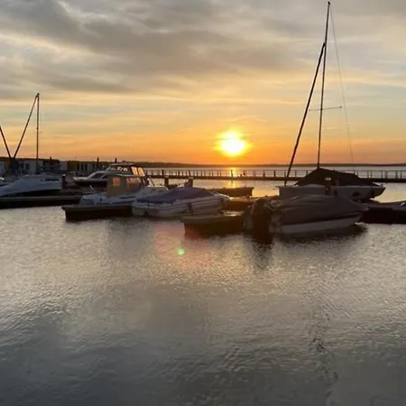 Hausboot Seestern 船上ホテル Klitten